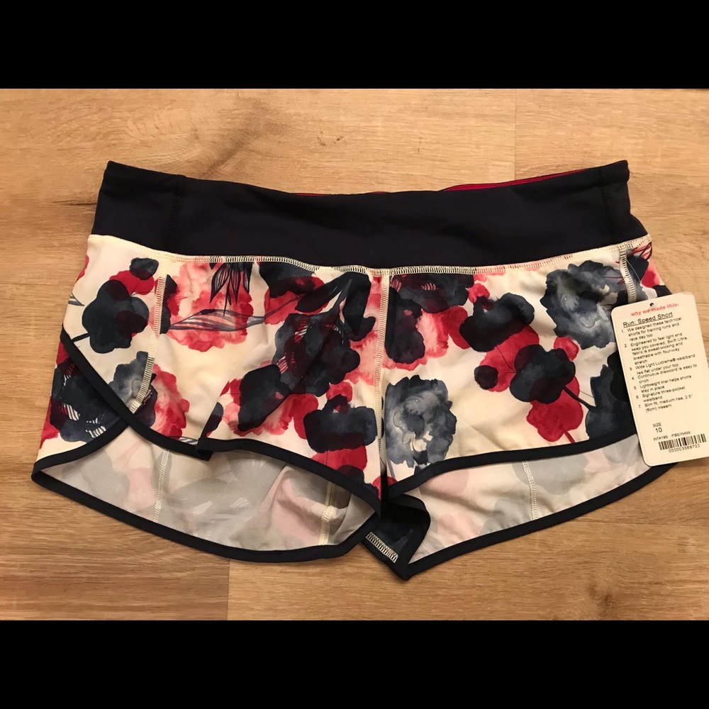BRAND NEW LULU SHORTS SIZE 10